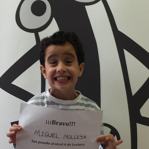 Miguel recogiendo su premio por haber llegado al máximo nivel de lectura de partituras de piano. 